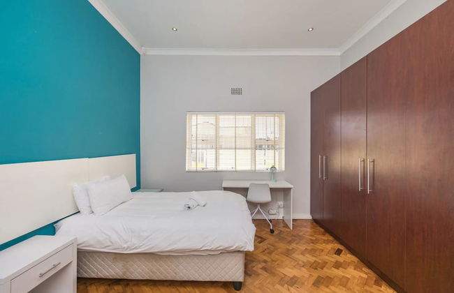 Contemporary 4 Bedroom Home - Photo 2