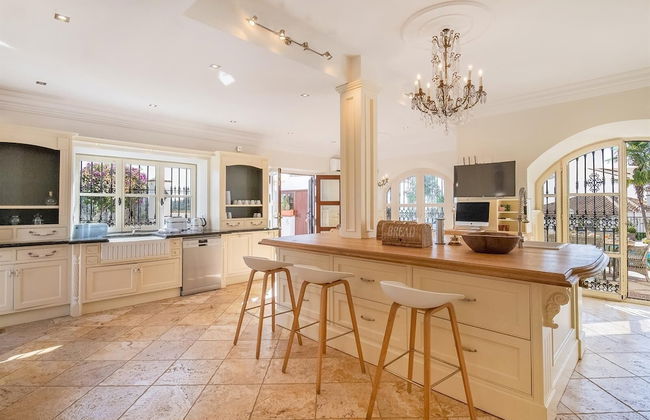 Super Villa Near Beach with Heated Pool - Foto 10