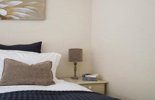 " Orchard Croft Lodge ", New Property, DOG FRIENDLY, Ideal for all Goodwood Events, 5 Minutes from Southend Barns, 9 Minutes From Sandy West Wittering Beach, 2 Bathrooms, Can Sleep 8 On Request, ' Starlink ' Wi-Fi & Sky Sports, Zip & Link Super-King beds - Foto 9