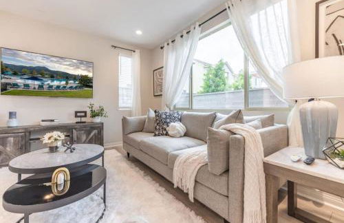 Marbella Lane - Elegant 5BR Home Rancho Mission - Photo 23