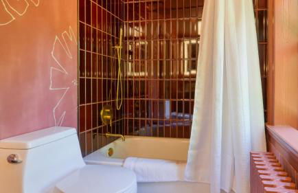 Relax in Style at Historic Modern on Main with Modern Amenities Wooded Views - Foto 35