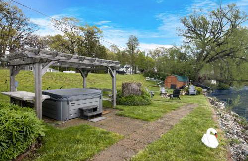 1BR Fife Lake Haven with Fire Pit & Hot Tub - Foto 23