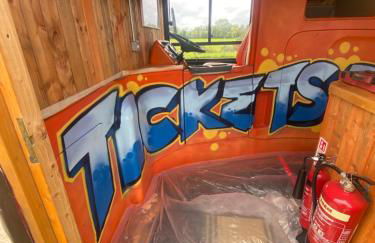 Sleeps 18 Double Decker Bus Hot Tub Sauna Cinema Pets - Foto 34