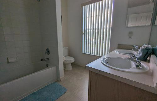 Large lakeside 5 bed villa with private pool - Foto 22