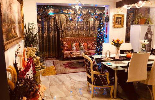 Cheerful 4 bedroom house with garden free parking - Photo 3