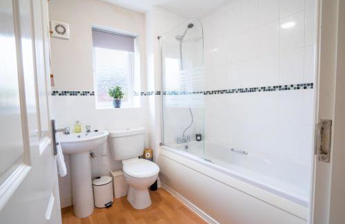 Central location -3 Beds, 2 baths , off-street parking, fast Wifi, sleeps 7 - Foto 19