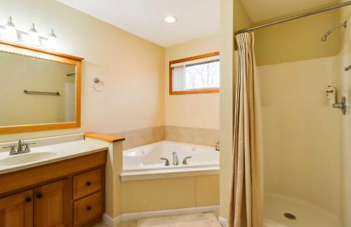 Lakefront Poconos Family Home with Pool Access - Foto 15