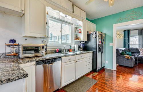 Storybook Craftsman Home with Private Hot Tub! - Foto 14