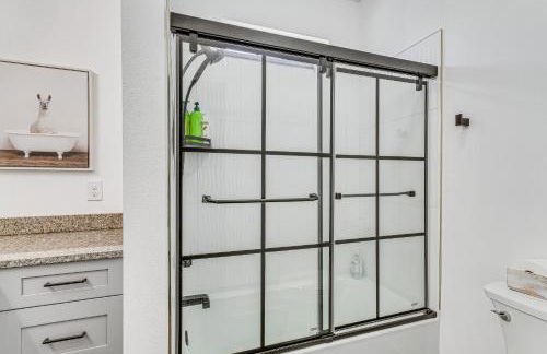 Modern Pensacola Vacation Home with Private Pool! - Foto 21