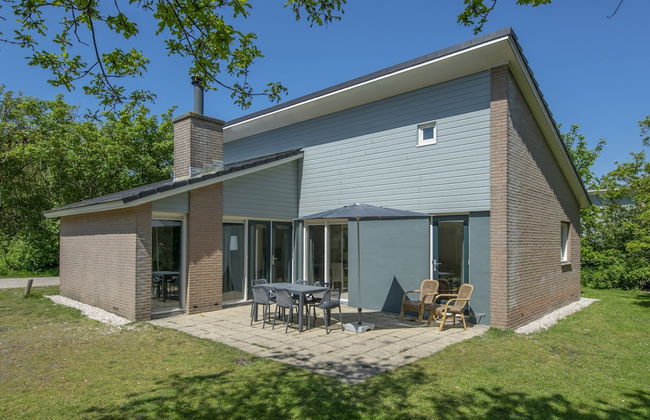 Cozy Beachside Retreat With Fireplace - Photo 25