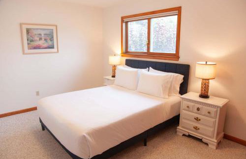 Katies Cottage Lakefront Stay with Hot Tub and Kayaks - Foto 16