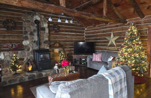 Charming Country Cabin- Cozy, Scenic View, HOT TUB, near CMAC - Foto 41