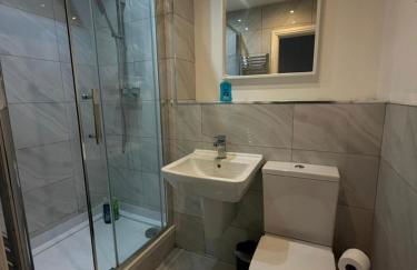 City Centre 4 Bedroom Apartment with Terrace Sleeps 10 by StaySavvy Accommodation - Foto 17