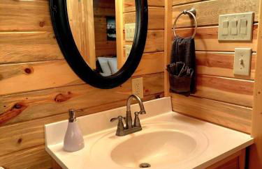 The Red Bears Den, Walk to River & Lake, In Town - Foto 4