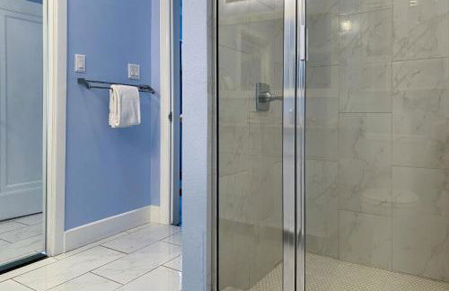 Charming home with pool, enclosed yard, patio & great Woodlawn Lake location - Foto 24