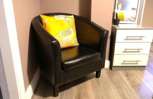 Modern 1 Bedroom Apartment Free Parking WiFi Near City Centre - Photo 19