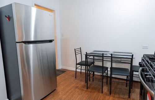 Two Bedroom house in Skokie with full kitchen and parking - Photo 16