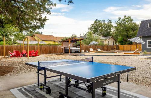 Spacious Retreat with Pool & Hot Tub - 10 Minutes to Downtown - Foto 32