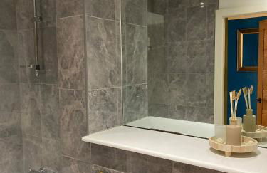 Modern Central Manchester Condo Next To AO Arena - Parking - Local Attractions - Foto 28