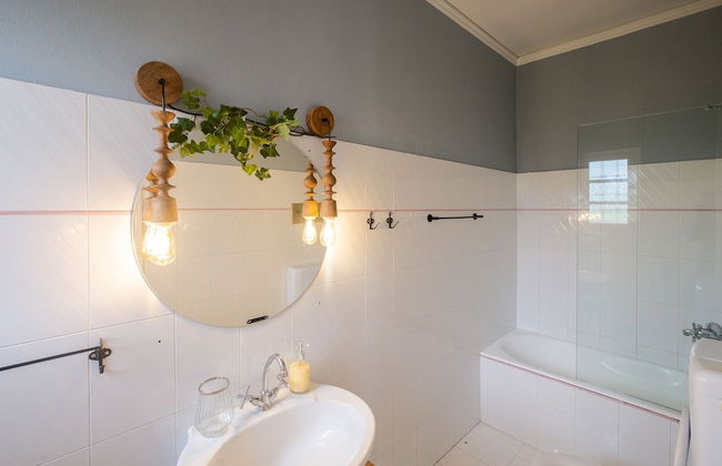 Mid-Century Modern Villa Vintage Charm - Foto 23