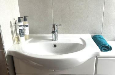 No24Sandbach - Home from Home - Exclusive Dog Friendly House & Garden - Photo 49