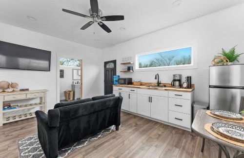 Hidden Cottage mins to Main St and sleeps 4 - Photo 7