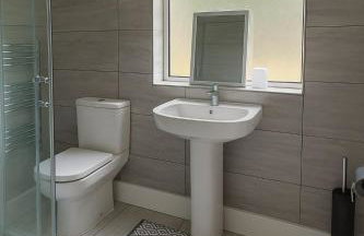 Modern 4 bed House with Free Parking - Photo 2