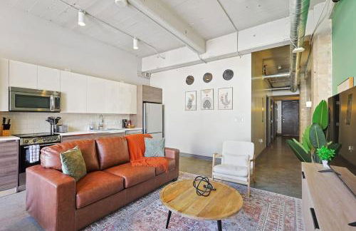 Luxury 1 Bed Downtown Views, POOL GYM Theater Room - Foto 13