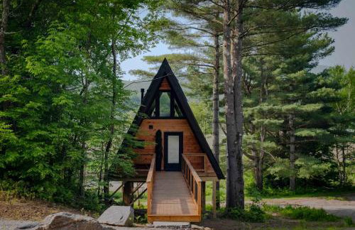 Designer A-Frame Treehouse with hot tub on river - Foto 24