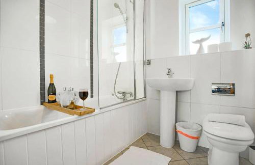 Middleton House with Free Parking, Fast-Wifi, SmartTV and Garden by Yoko Property - Photo 18