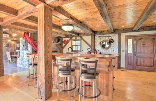 Timeless Red Sox Retreat with Scenic Mountain Views! - Foto 8