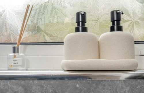 Beautiful Orpington Home w Pool Table and Driveway - Photo 61