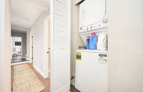 HostWise Stays - The Carnegie - Sauna, 1 Block from Butler St, Family Friendly - Foto 52