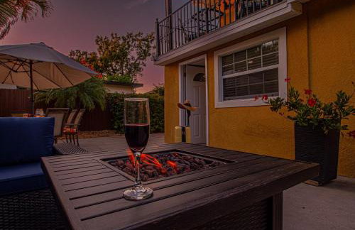 Tropical escape with fire pit near airport & stadium - Foto 25