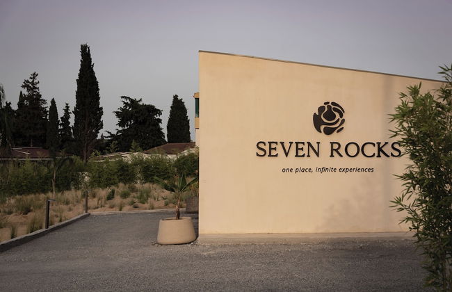 Seven Rocks Suites - Photo 3