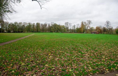 Royale Green View House- free parking, Wifi, Perfect for Contractors and Holiday - Photo 5