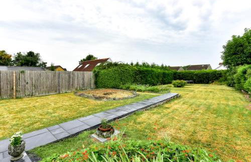 Spacious 4 Bedroom home with Parking Garden - Pass the Keys - Foto 42