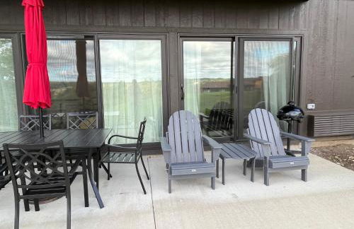 Newly Updated Modern, Spacious, and Cozy Condo- Right on the Lake! - Foto 50