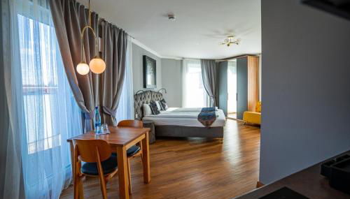 Boardinghouse City Home - Living - Photo 4