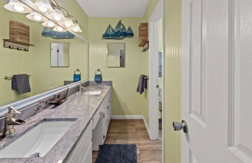 Anchors Away - Private Pool, Seasonal Hot Tub, Game Room, Walk to Beach, Pets OK - Photo 26