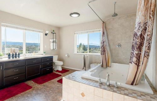 Luxury Shasta Vista Retreat & Basecamp - Sauna & Jacuzzi - Foto 34