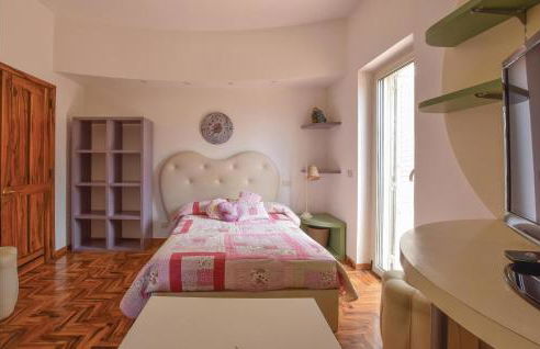 Amazing Home With Pool - Photo 21