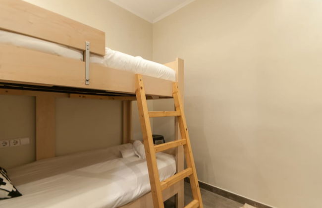 Lovely and Central 4 BR Apartment - Photo 6