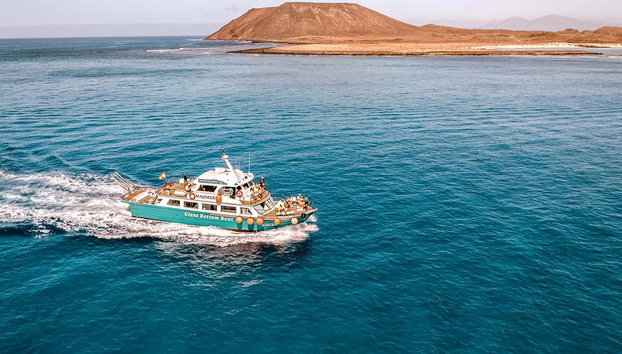 Ferry à ilha de Lobos saindo de Corralejo - Foto 2, A balsa navegando em direção à Ilha de Lobos