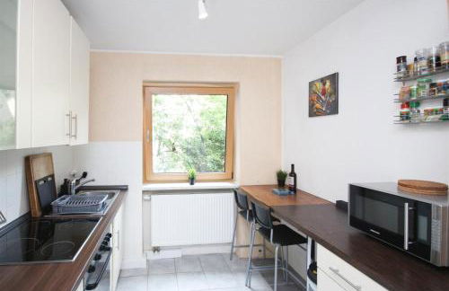 ALFA Apartment Stuttgart Mitte 2 Zimmer City-Lage Berliner Platz Balkon Netflix Küche WM l 2BR 5 Beds 6 People l Fully equipped Kitchen & Bathroom - Foto 7