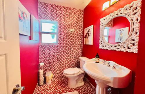 Fun Family-Friendly Poolside Escape Near Beach - Foto 25