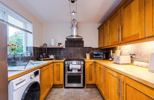 Cosy 3-Bed, Sleeps 5, Free Parking, Long and Short Stays - Photo 8