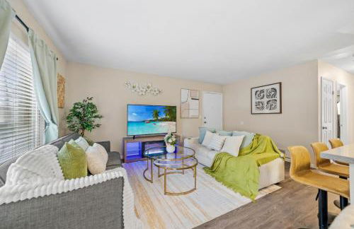 Entire Private Home with 2 Bedrooms 1 Bathroom, King Bed, Pool, Hot Tub, 2 Parking in Mira Mesa Available Now - Photo 3
