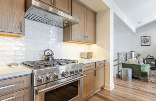 Newly Built Updated 3 Bed 2 and a half bath Creekhouse at Snowcrk Resort 1463 Amazing Mountain Views - Photo 32