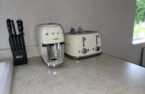 Luxury 2-Bed Lodge in Routh Sleeps 4 with Hot Tub - Foto 18